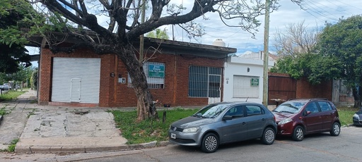 Casa 3 ambientes con 2 locales en venta en Bella Vista.